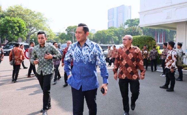 Menteri AHY Hadiri Acara Penyerahan Agricola Medal Kepada Presiden Jokowi