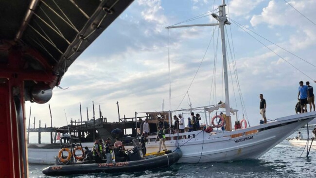 Kapal Pinisi Maheswari Terbakar di Labuan Bajo, 11 Wisatawan Asing dan 5 Lokal Berhasil Dievakuasi