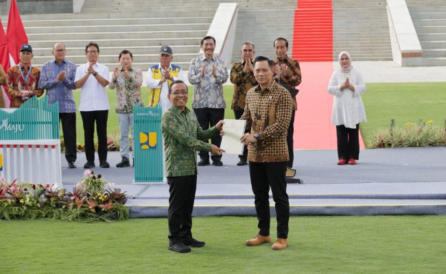 Menteri AHY Serahkan Sertipikat Tanah Elektronik untuk Istana Negara dan Istana Garuda di IKN, Disaksikan Presiden Jokowi