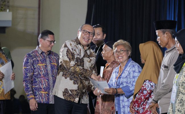 Minimalisir Sengketa dan Persempit Ruang Gerak Mafia Tanah, Sekjen Kementerian ATR/BPN Serahkan 3.256 Sertipikat Tanah bagi Masyarakat Jawa Barat