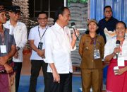Presiden Jokowi Tinjau Penyaluran Beras di Gudang Bulog Kampung Baru, Sumba Barat