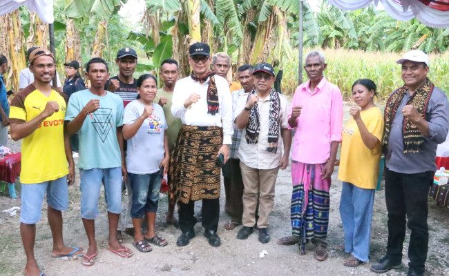 Pj. Gubernur NTT Serahkan Bantuan untuk Dukung Sektor Pertanian