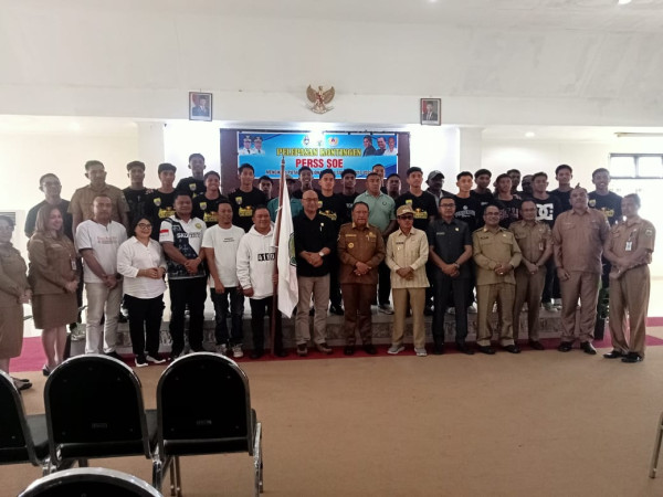 bupati-eduard-lioe-lepas-perss-soe-duta-olahraga-ntt-siap-berlaga-di-soeratin-cup-u17-nasional