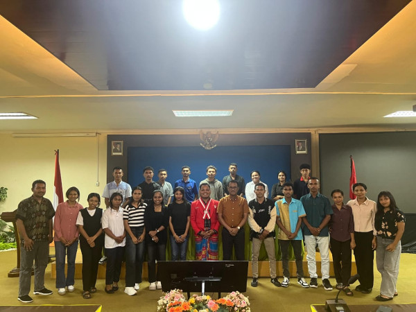 kobarkan-semangat-rektor-undana-prof-max-sanam-bangun-jiwa-kepemimpinan-kader-ikif