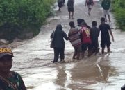 Tanpa Jembatan, Aktivitas Warga Renrua Lumpuh Total Saat Musim Hujan