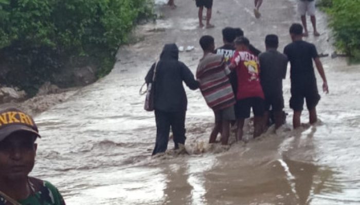Tanpa Jembatan, Aktivitas Warga Renrua Lumpuh Total Saat Musim Hujan