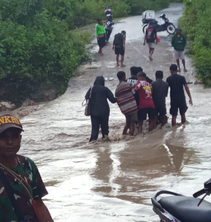 tanpa-jembatan-aktivitas-warga-renrua-lumpuh-total-saat-musim-hujan