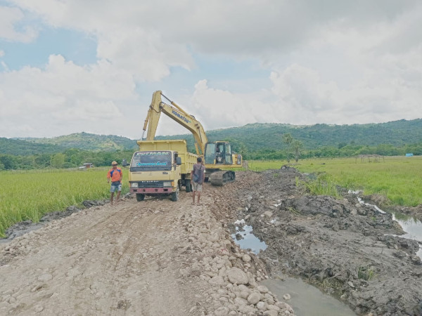 sbs-hms-tancap-gas-saluran-irigasi-850-meter-angkat-harapan-petani-desa-fatoin