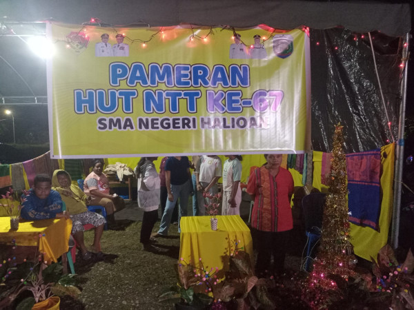 kearifan-lokal-bersinar-karya-tenun-siswi-sma-negeri-halioan-tampil-memukau-di-perayaan-hut-ntt-ke-67