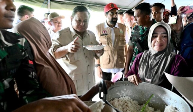 presiden-prabowo-sambangi-tenda-pengungsian-bireuen-dengarkan-suara-warga-dan-pastikan-bantuan-tepat-sasaran