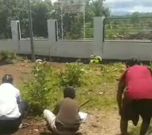 bersihkan-rumput-sebelum-terima-beras-oknum-warga-tukuneno-protes-ini-penjelasa