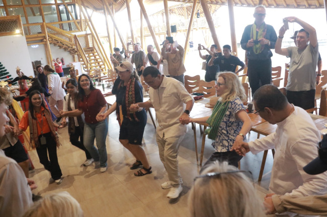 tarian-musik-dan-pangan-lokal-cara-gubernur-ntt-menyambut-wisatawan-australia