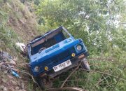 Kecelakaan Tunggal di Bukit Cinta Weklese, Truk Bermuatan Keramik Masuk Jurang