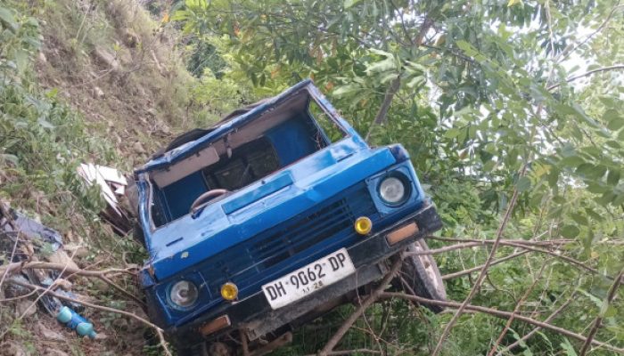 Kecelakaan Tunggal di Bukit Cinta Weklese, Truk Bermuatan Keramik Masuk Jurang