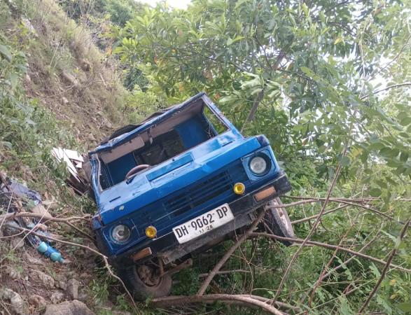 kecelakaan-tunggal-di-bukit-cinta-weklese-truk-bermuatan-keramik-masuk-jurang