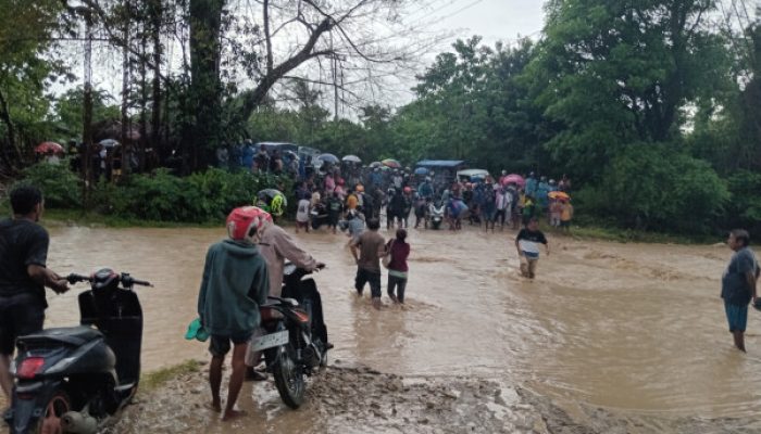 BREAKING NEWS: Antrean Panjang di Welaus, Banjir Turun Lumpuhkan Jalur Utama Betun–Atambua, Warga Minta Pemprov Bangun Jembatan