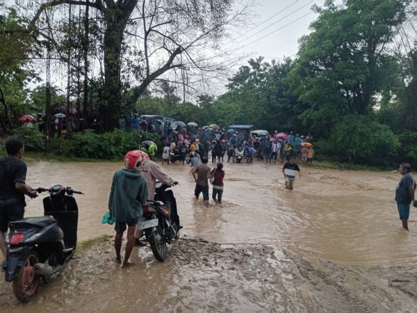BREAKING NEWS: Antrean Panjang di Welaus, Banjir Turun Lumpuhkan Jalur Utama Betun–Atambua, Warga Minta Pemprov Bangun Jembatan