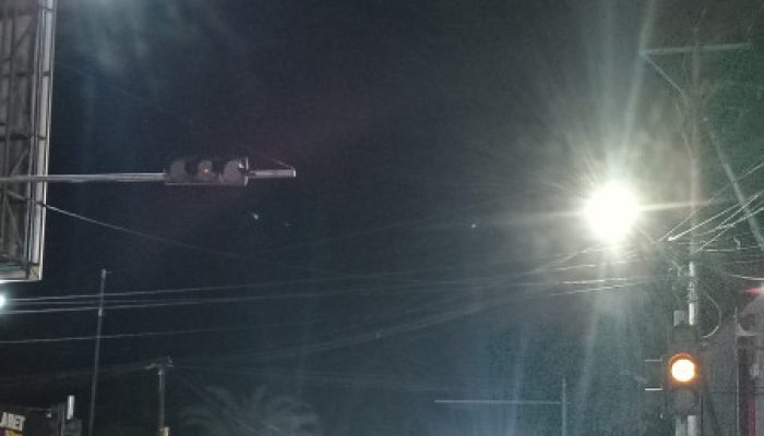 Lampu Lalu Lintas di Perempatan Perpustakaan Daerah Malaka Tak Berfungsi, Hanya Kuning Berkedip