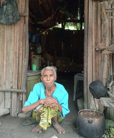 BREAKING NEWS:Nenek Janda Tua di Wewiku Masih Bertahan di Gubuk Reyot Bersama Dua Anaknya