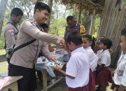 Kapolsek Malaka Timur Bersama Anggota Bantu Alat Tulis di SD Nekto Kelas Jauh SDI Ninma