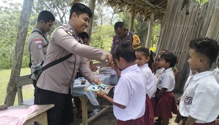 Kapolsek Malaka Timur Bersama Anggota Bantu Alat Tulis di SD Nekto Kelas Jauh SDI Ninma