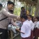 Kapolsek Malaka Timur Bersama Anggota Bantu Alat Tulis di SD Nekto Kelas Jauh SDI Ninma