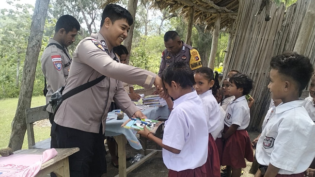Kapolsek Malaka Timur Bersama Anggota Bantu Alat Tulis di SD Nekto Kelas Jauh SDI Ninma