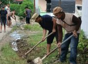 Gotong Royong Bersihkan Selokan di Has Laran, Kades Robi Tey Seran: Karena di Ibu Kota Kabupaten, Harus Jadi Teladan