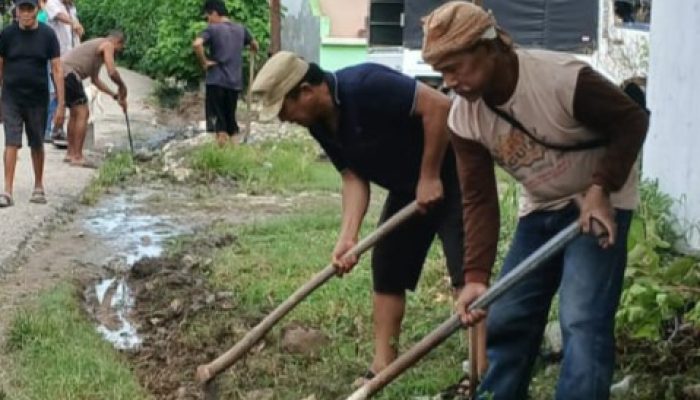 Gotong Royong Bersihkan Selokan di Has Laran, Kades Robi Tey Seran: Karena di Ibu Kota Kabupaten, Harus Jadi Teladan