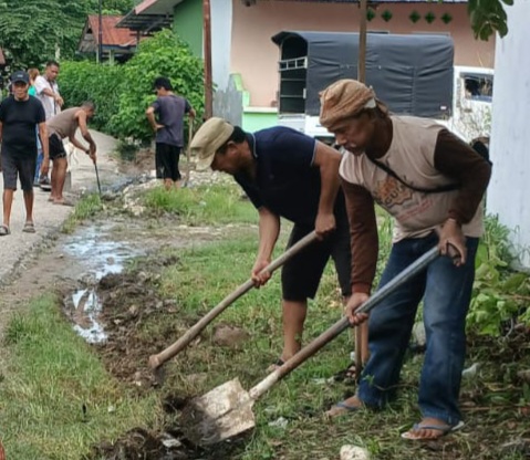 Gotong Royong Bersihkan Selokan di Has Laran, Kades Robi Tey Seran: Karena di Ibu Kota Kabupaten, Harus Jadi Teladan