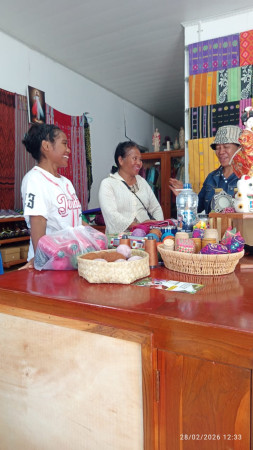 Inspirasi dari Raimanuk: Perjuangan Weni Manek Merajut Mimpi Kuliah Lewat Tenun Ikat