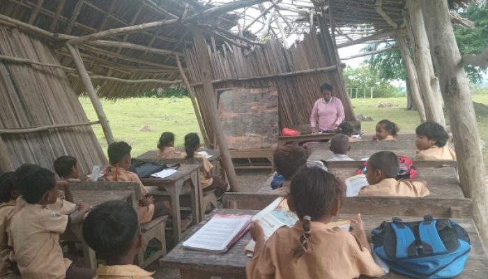 BREAKING NEWS: Siswa SD Nekto Kelas Jauh Ninma Belajar di Kelas Darurat Beratap Gewang, Nyaris Roboh Demi Pendidikan