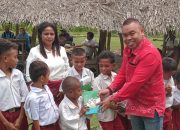 Ronaldo Asury Tinjau SD Nekto dan Bagikan Buku serta Alat Tulis