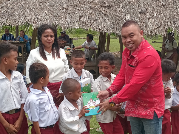 Ronaldo Asury Tinjau SD Nekto dan Bagikan Buku serta Alat Tulis