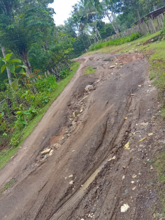 Akses Jalan Menuju SMAK St. Agustinus Raimanuk Memprihatinkan, Warga: 81 Tahun Merdeka Kami Masih Rasakan “Neraka” Saat Hujan 1 Akses Jalan Menuju SMAK St. Agustinus Raimanuk Memprihatinkan, Warga: 81 Tahun Merdeka Kami Masih Rasakan “Neraka” Saat Hujan