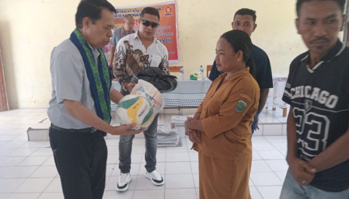 Reses di SMAS 17 Weoe, Agustinus Bria Seran Serahkan Bola Voli dan Kain untuk Guru