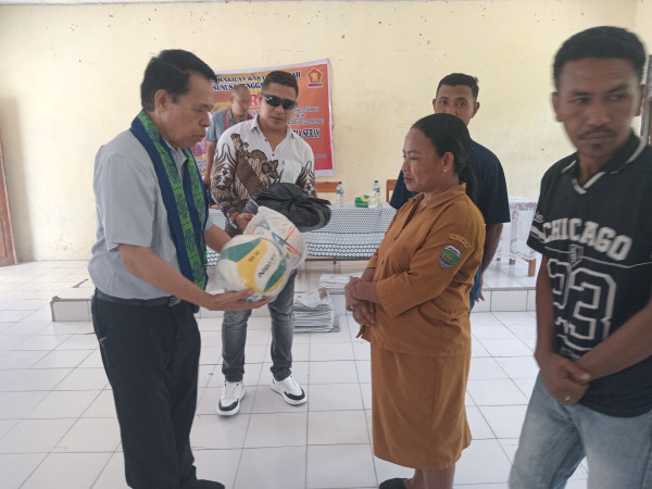 Reses di SMAS 17 Weoe, Agustinus Bria Seran Serahkan Bola Voli dan Kain untuk Guru