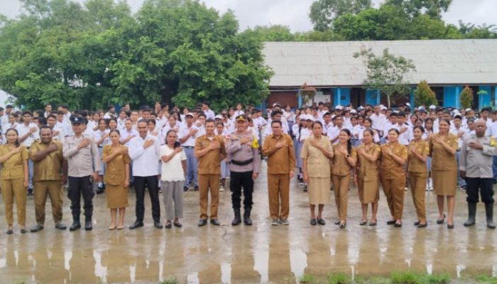 Di Bawah Mentari Pagi, Kapolsek Tasifeto Barat Tanamkan Disiplin di SMA Negeri 2 Tasbar