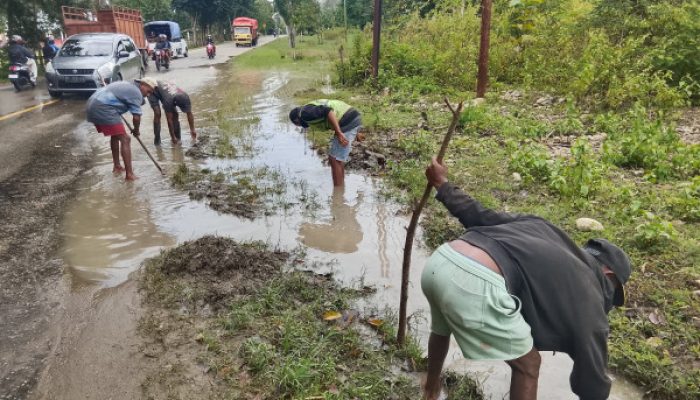 PUPR Belu Bersihkan Saluran Air di Dusun Halikelen B, Upaya Cegah Genangan dan Kecelakaan Lalu Lintas