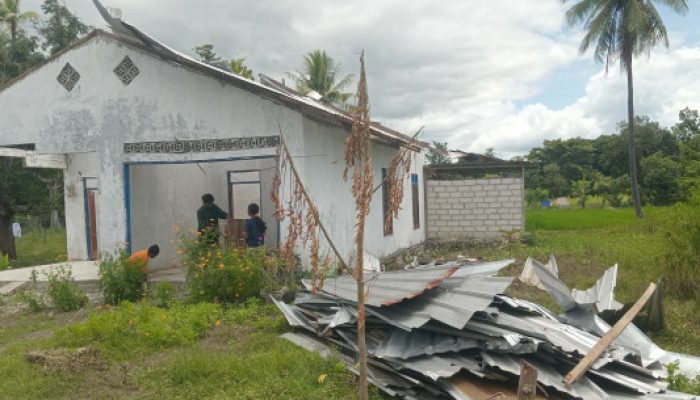 Gerak Cepat Pj Kades Antonius Seran Nahak, Rumah Warga Terdampak Angin di Dusun Lookmi Segera Ditangani