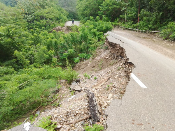 jalan-rusak-dan-sempit-di-dusun-abat-ancam-keselamatan-warga-desak-pemprov-ntt-segera-perbaiki