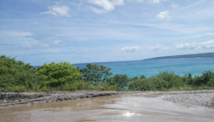 Di Kiri Laut Biru, di Kanan Bukit Batu: Indahnya Jalur Selatan Malaka–Kupang yang Tersembunyi di Balik Jalan Rusak