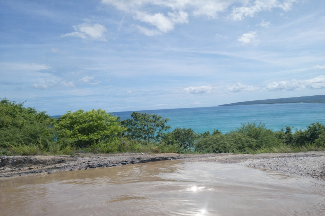 Di Kiri Laut Biru, di Kanan Bukit Batu: Indahnya Jalur Selatan Malaka–Kupang yang Tersembunyi di Balik Jalan Rusak
