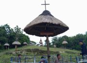 Duduk Santai Sambil Merawat: Umat Lingkungan Rareno Bersihkan Area Jalan Salib di Gua Maria Bete Raimanus