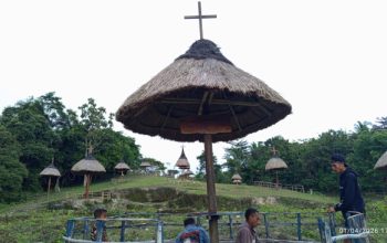 Duduk Santai Sambil Merawat: Umat Lingkungan Rareno Bersihkan Area Jalan Salib di Gua Maria Bete Raimanus