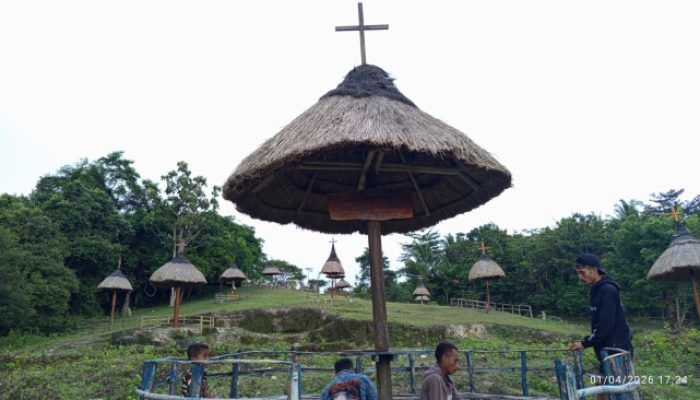 Duduk Santai Sambil Merawat: Umat Lingkungan Rareno Bersihkan Area Jalan Salib di Gua Maria Bete Raimanus