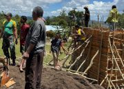 TNI Hadir dari Hati: Satgas Pamtas Yonarmed 12 Kostrad Bantu Warga Fohoeka Bangun Tandon Air Bersih