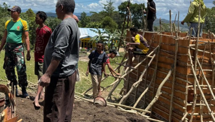 TNI Hadir dari Hati: Satgas Pamtas Yonarmed 12 Kostrad Bantu Warga Fohoeka Bangun Tandon Air Bersih