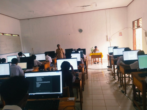 Di Pagi yang Hening di Barene, Asa 34 Siswa SMAN Halioan Menyala dalam Ujian