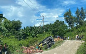 Jalan Kolbano Rusak Parah, Truk Terbalik Nyaris Masuk Jurang — Benny Chandradinata Desak Perbaikan Segera